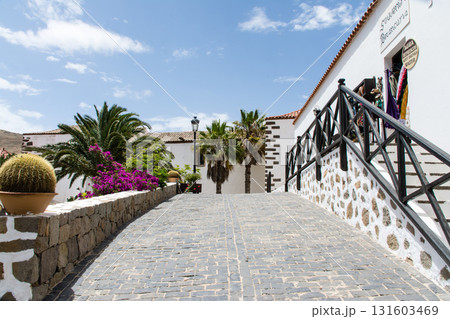 明るい日差しの下の白壁の建物　カナリア諸島のフエルテベンテュラ島の内陸のベタンクリアにて 131603469