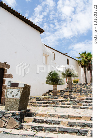明るい日差しの下の白壁の建物 カナリア諸島のフエルテベンテュラ島の内陸のベタンクリアにて 明るい日差しの下の白壁の建物 カナリア諸島のフエルテベンテュラ島の内陸のベタンクリアにて 131603522