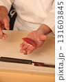 まぐろの寿司を握る 131603845