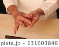 まぐろの寿司を握る 131603846