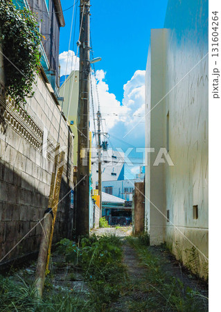 路地裏の細い道から見る夏空 131604264