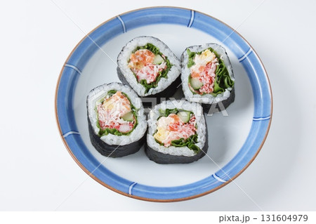 サーモンとカニカマサラダ巻 131604979