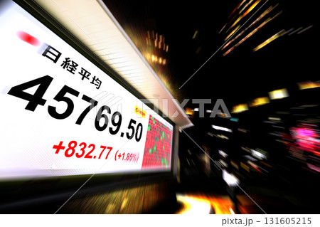 日本の東京都市景観最高値更新・4万5769円50銭。株価/終値=10月3日、日本橋兜町 日本の東京都市景観最高値更新・4万5769円50銭。株価/終値=10月3日、日本橋兜町 131605215