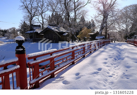 赤い橋を渡って雪景色の神社へ 131605228