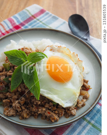 目玉焼きをのせたガパオライス 131605539