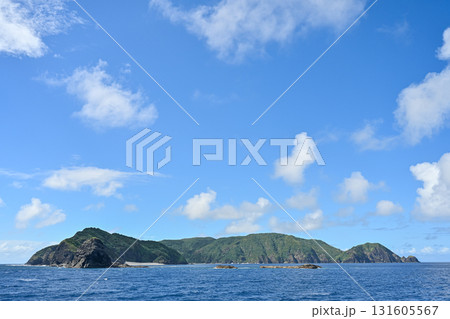 真夏の慶良間諸島の青く透き通った海の風景写真【沖縄風景】 131605567