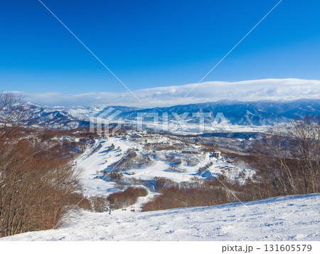 斑尾高原スキー場の非圧雪コースから見渡すゲレンデとホテル街の絶景 (新潟県、斑尾高原) 斑尾高原スキー場の非圧雪コースから見渡すゲレンデとホテル街の絶景 (新潟県、斑尾高原) 131605579