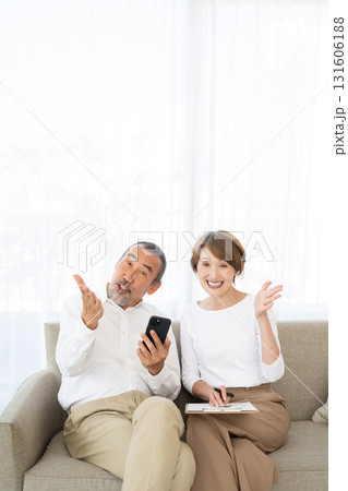 スマホをおすすめするアクティブシニア夫婦 131606188