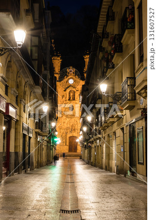 スペインのサンセバスチャンの夜明け前の旧市街　人気のない石畳と街燈と歴史的な建物 131607527
