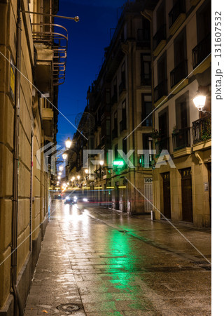 スペインのサンセバスチャンの夜明け前の旧市街 人気のない石畳と街燈と歴史的な建物 スペインのサンセバスチャンの夜明け前の旧市街 人気のない石畳と街燈と歴史的な建物 131607532