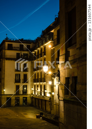 スペインのサンセバスチャンの夜明け前の旧市街　人気のない石畳と街燈と歴史的な建物 131607544