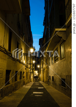 スペインのサンセバスチャンの夜明け前の旧市街 人気のない石畳と街燈と歴史的な建物 スペインのサンセバスチャンの夜明け前の旧市街 人気のない石畳と街燈と歴史的な建物 131607797