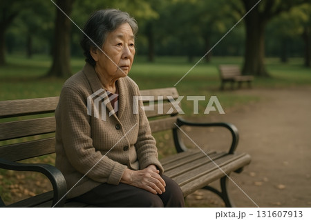 寂しげな高齢者 131607913