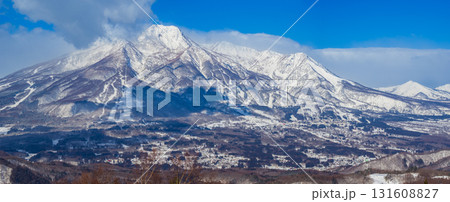望遠レンズで捉えた雪化粧の妙高山と山麓のスキー場群の冬景色 (長野県、斑尾高原から撮影) 131608827