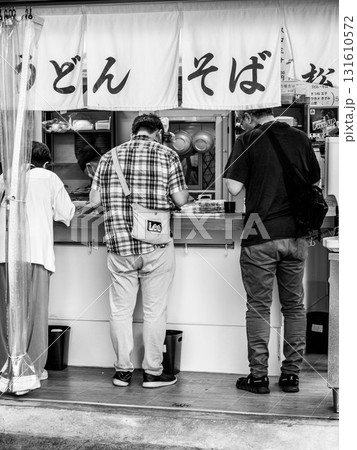 昭和の香りが残る神戸新開地の商店街 131610572