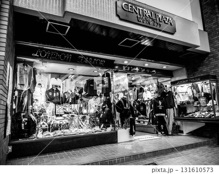 昭和の香りが残る神戸新開地の商店街 131610573