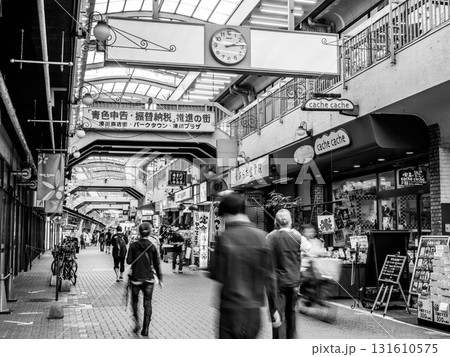 昭和の香りが残る神戸新開地の商店街 131610575