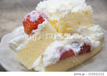 崩れたケーキ 131612122