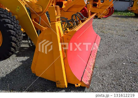 雪国で待機中の除雪車 131612219