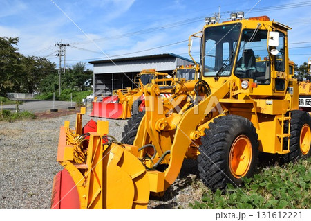 雪国で待機中の除雪車 131612221