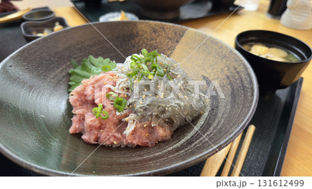 新鮮な生しらすとマグロねぎトロ丼 131612499