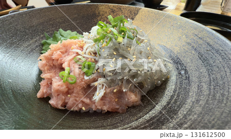 新鮮な生しらすとマグロねぎトロ丼 新鮮な生しらすとマグロねぎトロ丼 131612500