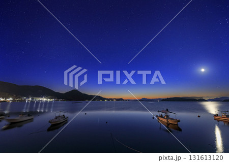 瀬戸内の冬の星景色　薄明の空に昇る月と天の川 131613120