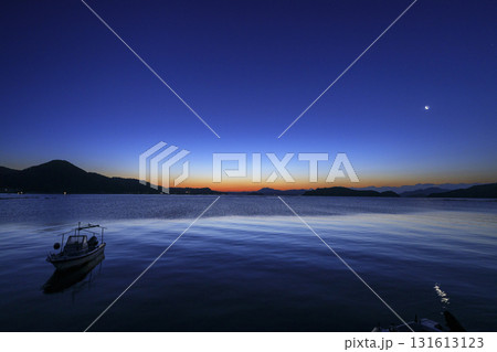 冬の瀬戸内青い夜明けの漁港 131613123