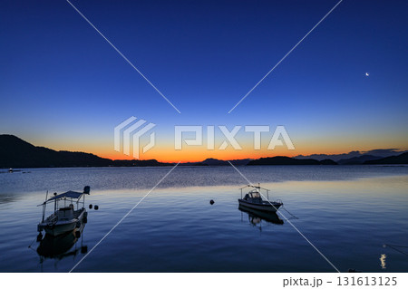 冬の瀬戸内青い夜明けの漁港 131613125