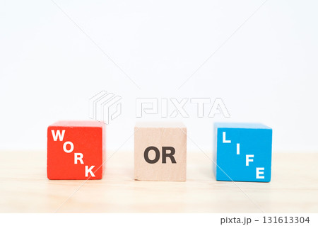 WORKかLIFEかを選択する赤と青のブロックの対比イメージ。 WORKかLIFEかを選択する赤と青のブロックの対比イメージ。 131613304