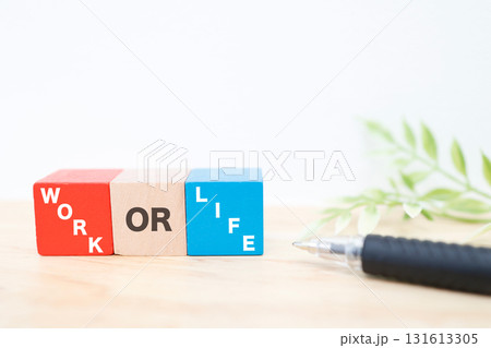 WORKかLIFEかを選択する赤と青のブロックの対比イメージ。 131613305