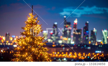夜景を背景にした都会のクリスマスツリー｜モダンで幻想的な冬の景色 131614850