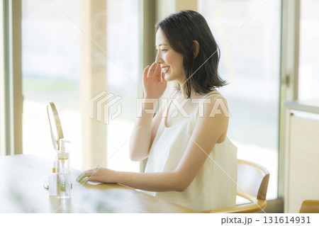 リビングで鏡を見る女性 131614931