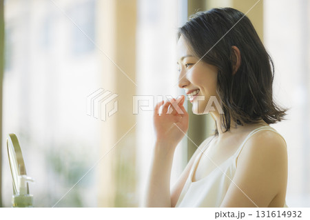 リビングで鏡を見る女性 リビングで鏡を見る女性 131614932