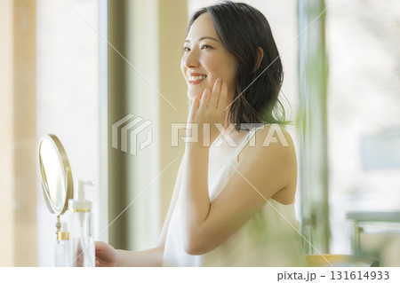 リビングで鏡を見る女性 リビングで鏡を見る女性 131614933