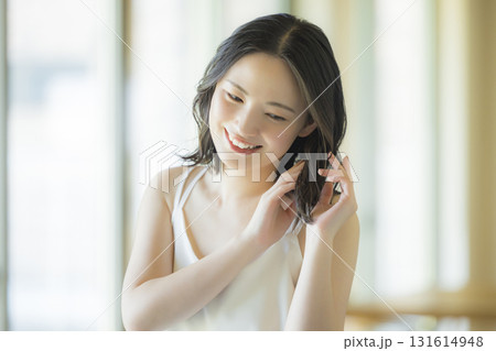 リビングでヘアケアをする女性 131614948