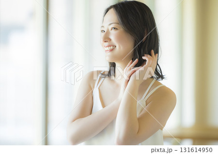 リビングでヘアケアをする女性 131614950