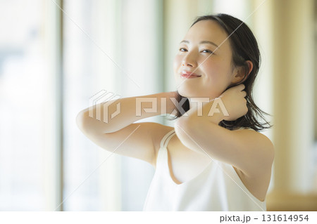 リビングでヘアケアをする女性 131614954