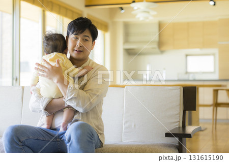 赤ちゃんを抱っこするお父さん 赤ちゃんを抱っこするお父さん 131615190