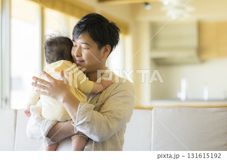 赤ちゃんを抱っこするお父さん 131615192