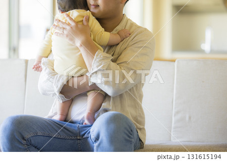 赤ちゃんを抱っこするお父さん 131615194