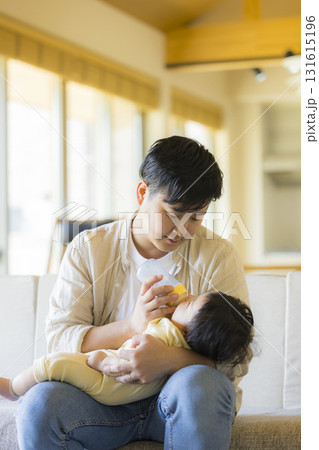 赤ちゃんを抱っこするお父さん 赤ちゃんを抱っこするお父さん 131615196