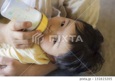 赤ちゃんを抱っこするお父さん 131615205