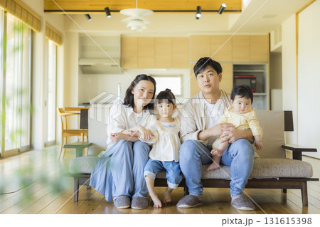 リビングのファミリー 131615398