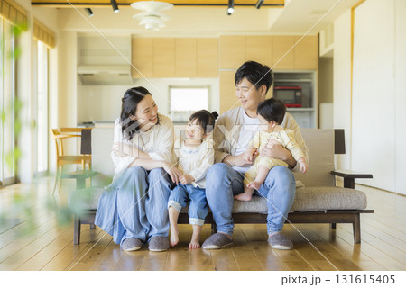 リビングのファミリー 131615405