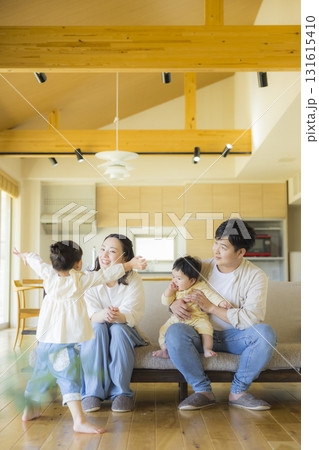 リビングのファミリー 131615410