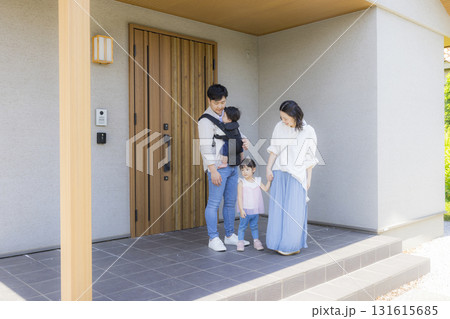 外出する玄関のファミリー 131615685