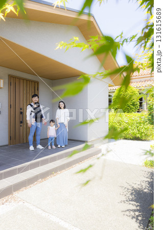 外出する玄関のファミリー 131615689