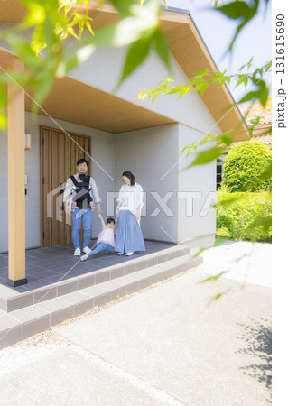 外出する玄関のファミリー 外出する玄関のファミリー 131615690