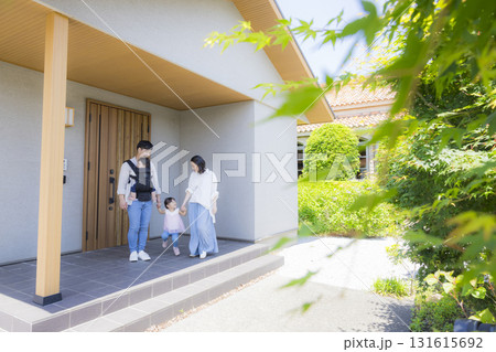 外出する玄関のファミリー 131615692